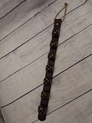 Sinos de trenó de 7 sinos, sinos de latão envelhecido em alça de couro marrom escuro, couro cru - Imagem 1 de 2