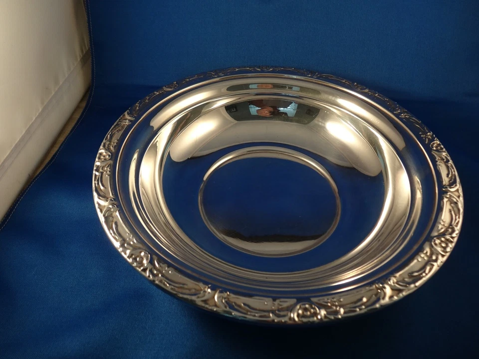 Reed & Barton 9" sterling bowl, Burgundy, super condition, original owner - Image 1 of 4