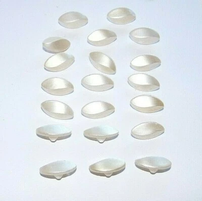 20 gebrauchte Knöpfe weiß Perlmutt-Effekt rechteckig gestreckt gewunden Konvolut - Bild 1 von 3