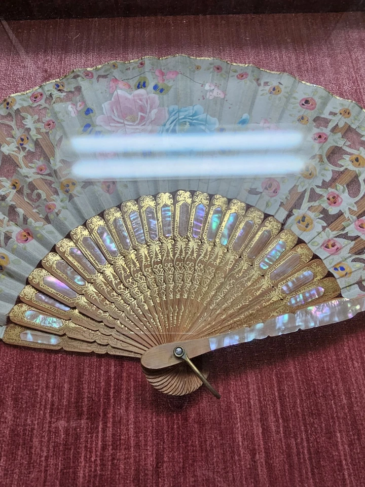 Hermosa Caja Antigua Enmarcada Abanico Pintada a Mano Seda Madreperla Bambú 20x13" Foto 1 de 4