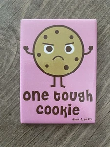 Armario refrigerador imán David & Goliath 2006 “one hard cookie” 2 5/8”x3,5” usado en excelente estado - Imagen 1 de 2