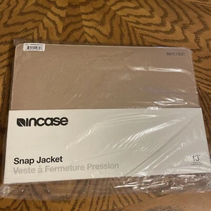 Chaqueta a presión dorada Incase para MacBook Pro Thunderbolt 3 dorada de 13 pulgadas - Imagen 1 de 6