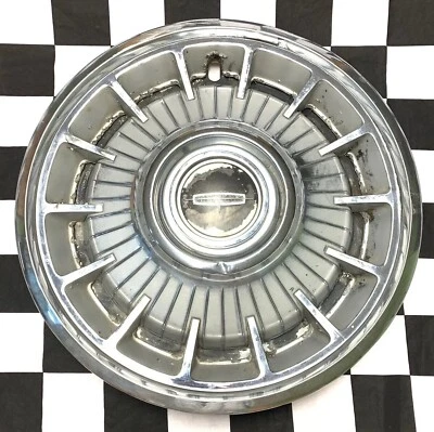Oldsmobile 1963-1964 14 pulgadas F-85 Cutlass y tapacubos Starfire cubierta de rueda GM OEM Foto 1 de 4