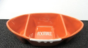 Rae Dunn Fútbol Chip N' Dip Bowl Nuevo con Etiqueta ¡¡Nunca Usado!! ¡Combinamos envío!! - Imagen 1 de 9