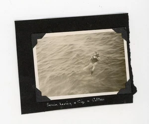 Hombre cigarrillo y café mientras nada instantánea vintage foto encontrada - Imagen 1 de 3