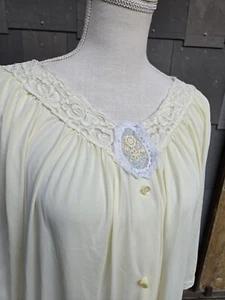 Vintage Nachthemd Größe M hellgelb Nylon Kurzarm Knopfleiste - Bild 1 von 12