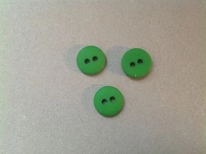 25 pezzi nuovi Lotto bottoni 1/2 POLLICE VERDE SMERALDO FINITURA OPACA/OPACA - Foto 1 di 2