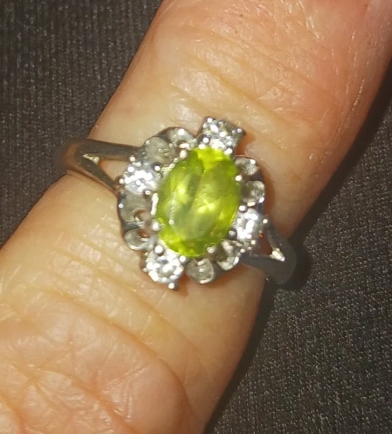 925 STERLING SILVER GREEN CLUSTER RING CUBIC ZIRCONIA AUGUST BIRTHDAY - Image 1 of 4