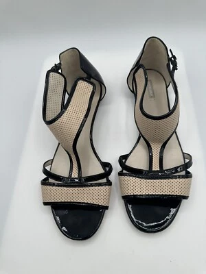 Giorgio Armani Beige Cuero Perforado Negro Charol Gladiador Plano 40.5 Foto 1 de 4