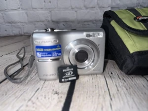 Cámara digital Olympus FE-210 7,1 mega píxeles plateada con estuche, tarjeta - Imagen 1 de 17