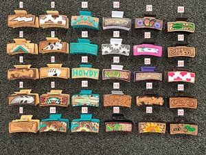 Maßgefertigte doppelseitige Haarkrallenclips aus Leder mit Blumenmuster & bunten handgefertigten Verzierungen - Bild 1 von 3