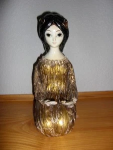 Hermosa niña asiática arrodillada de colección - Imagen 1 de 5
