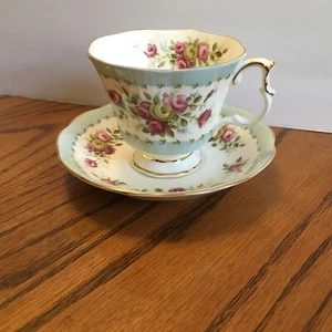 Royal Albert Gaiety Serie zweistufige Teetasse und Untertasse hellblauer Rand - Bild 1 von 6