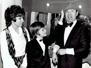 1970 Vintage Photo comedian Fernand Reynaud wife actress Renee Caron son Pascal - Picture 1 of 2