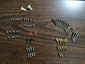 60 tornillos de computadora y 2 soportes de goma y 2 soportes de plástico. - Imagen 1 de 3