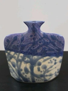 Künstler signierte lila & blaue dünne eingeklemmte Porzellan Vase abstrakt  - Bild 1 von 5