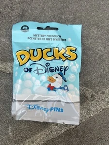 NEW UNOPENED - Disney Parks Ducks Of Disney Mystery Pin Bag Sealed - Imagen 1 de 1