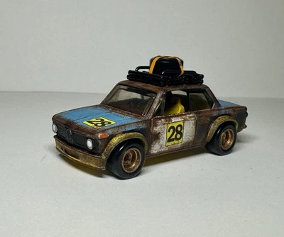 Coche de rally Rat Rod BMW 2002 azul pintado a mano personalizado con pilotos reales Foto 1 de 4