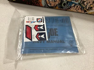Hasbro GI Joe MM76-00 Edición Aniversario Azul Marino Manual con Pegatinas NUEVO - Imagen 1 de 4