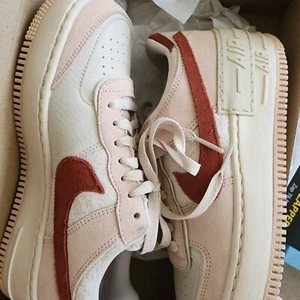 WMNS NIKE AIR FORCE 1 AF1 SHADOW MAR Suede WOMENS SZ 8 DZ4705-200 Pink New - Picture 1 of 12