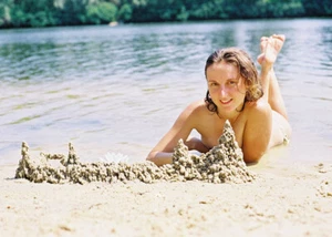 Sexy Brunette Babe At The Beach Risque Original Paper 13*18 cm - Picture 1 of 1