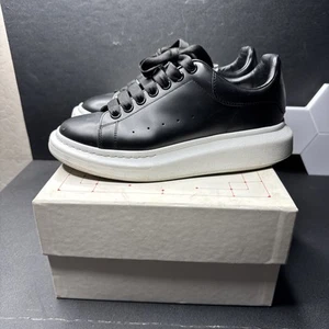 Sneaker oversize da uomo Alexander McQueen taglia 39 1/2 D colore nero/bianco - Foto 1 di 19