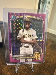 Bowman Chrome Jhoan De La Cruz 2025 1er refractor geométrico fucsia/299 Padres - Imagen 1 de 3