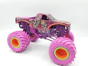 Monster Jam Calavera 1:24 Die-Cast Monster Truck Great Condition! Pink Skulls - Picture 1 of 9