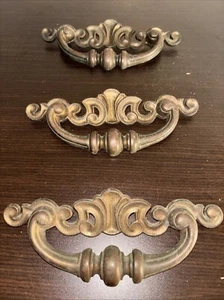 3 Vintage SCHUBLADENGRIFFE / GRIFFE in Messingoptik groß verziert - Bild 1 von 8