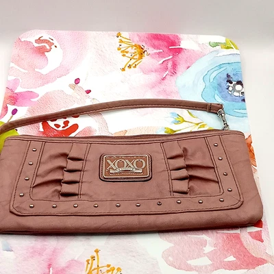 Cartera sin asas XOXO con volantes Rosetone con cremallera alrededor de cuero con tachuelas rosa plata Foto 1 de 4