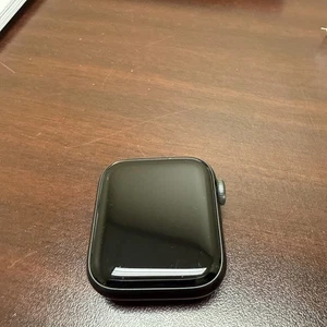 Apple Watch Series 5 40mm Gray Case (MWV82LL/A) - Photo 1 sur 6