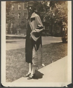 Bonita Mujer Joven Abrigo Largo y Sombrero Efecto Sombra Años 20 Moda Instantánea Original - Imagen 1 de 1