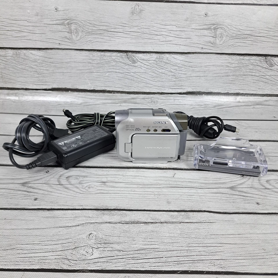 Grabadora de cámara de video Sony Handycam DCR-HC32 con estación de acoplamiento DCRA-C121 Foto 1 de 4