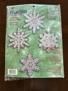 Vintage HTF Plaid Bucilla Feltro 4 Ct. Ornamenti Kit SHIMMER FIOCCHI DI NEVE #84396 NUOVO - Foto 1 di 2