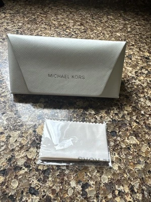 FUNDA PARA GAFAS DE SOL MICHAEL KORS BLANCA MEDIANA con PAÑO DE LIMPIEZA Nueva Nunca Usada Foto 1 de 4