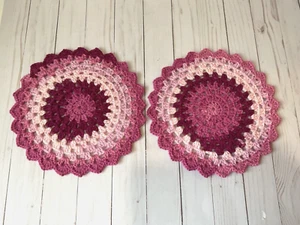 Gehäkeltes Granny Square Rund - Tischset - Handarbeit - 2er Set - Rosa Mix - Bild 1 von 2