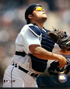 IVAN RODRIGUEZ Detroit Tigers 8x10 ACTION PHOTO Detroit Tigers - Picture 1 of 1