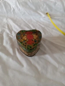 Beautiful Vintage Heart Shaped Trinket Box, Paper Mache' Floral made in India - Picture 1 of 7