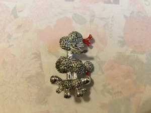  Vintage süße silberfarbene PUDEL Brosche mit leuchtend roten Akzenten - Bild 1 von 3