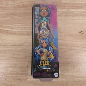 Neu im Karton Monster High G3 Cleo DeNile 2024 Day Out Budget Line Puppe Pyramide Handtasche Rarität - Bild 1 von 8