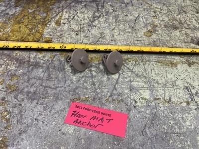 Juego de 2 retenedores de tope de alfombrilla Ford Edge 2011-2014 Foto 1 de 4