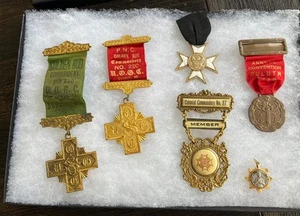Antique Lot Templar Masonic Oddfellows Commandery Pins + Jewelry In Display Case - Picture 1 of 14