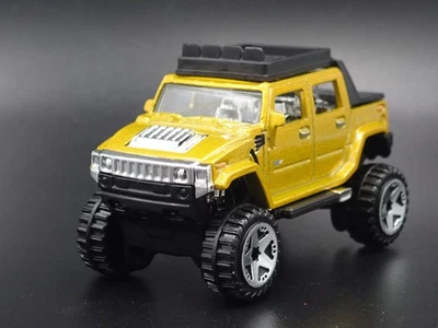2003-2009 HUMMER H2 Sut Sollevato 4X4 Oro 1:64 Diorama Scala Modellino Auto - Immagine 1 di 4