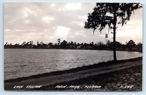 Postal RPPC Lake Lillian Dirt Road and Water Tower en Avon Park Florida década de 1940 - Imagen 1 de 2