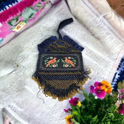 Cartera eduardiana antigua de microvidrio con cuentas para damas con flecos satinados azules de pájaros  Foto 1 de 4