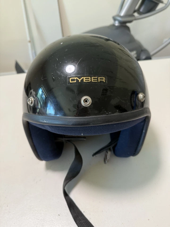 Casco de motocicleta CYBER negro cara abierta modelo # U-4 grande Foto 1 de 4