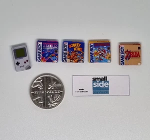 Casa delle bambole miniatura scala 1:12 - Gameboy e giochi x 4 Tetris/Mario/Zelda/DK - Foto 1 di 3