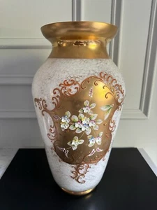 Grande vaso in vetro di Boemia bianco 16” con decorazione floreale smaltata dorata e applicata - Foto 1 di 8