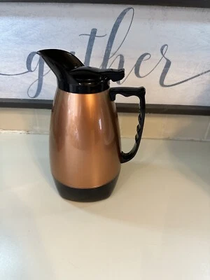 Servidor de bebidas frías y calientes aislado vintage dorado MCM Foto 1 de 4