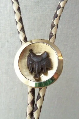 Sillín de latón estilo occidental vintage tono dorado deslizable trenzado imitación cuero corbata Bolo Foto 1 de 4